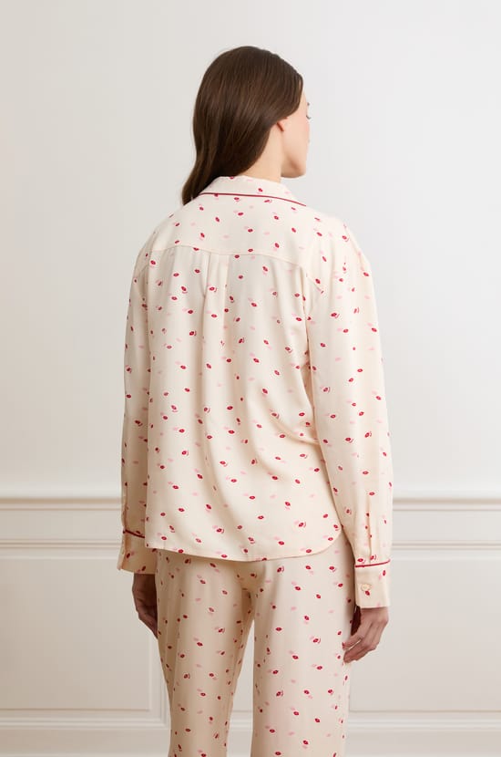 Chemise de pyjama satin&eacute;e &agrave; motif bisous;${refinementColor}