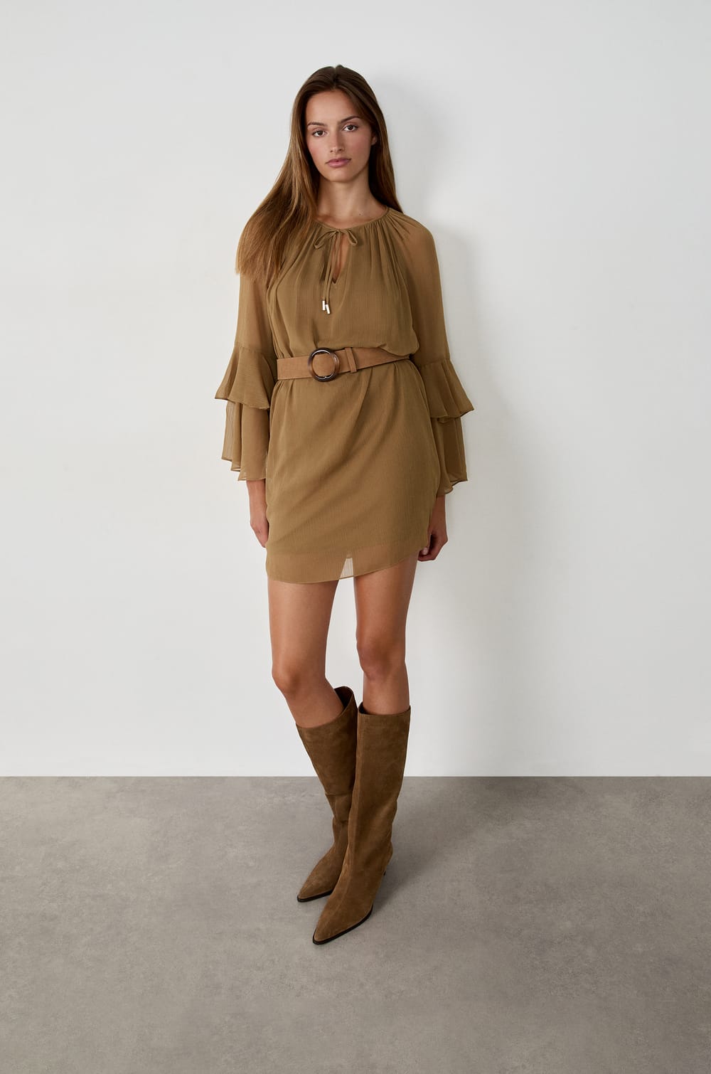 Robe courte avec manches à volants;${refinementColor}