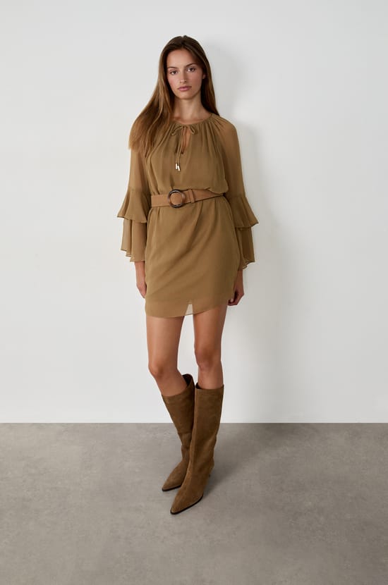 Robe courte avec manches à volants;${refinementColor}