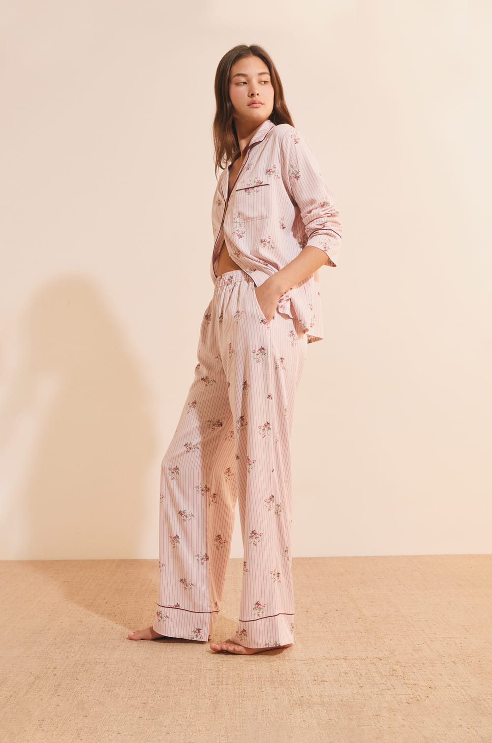 Pantalon de pyjama &agrave; motif fleuri;${refinementColor}
