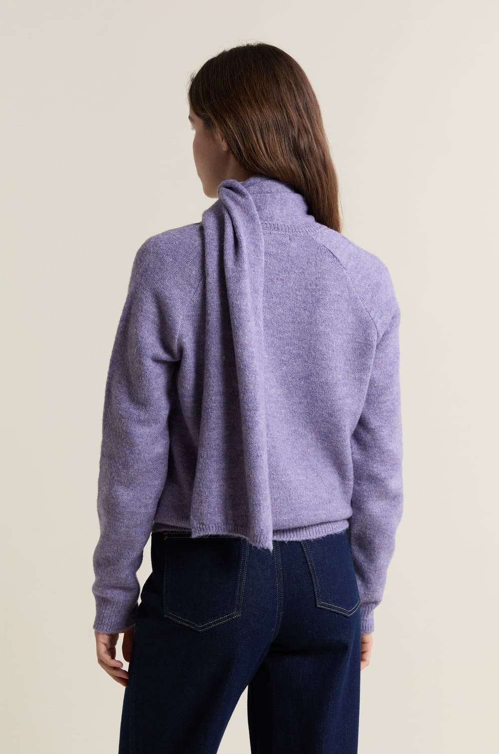Pull col V avec &eacute;charpe int&eacute;gr&eacute;e;${refinementColor}