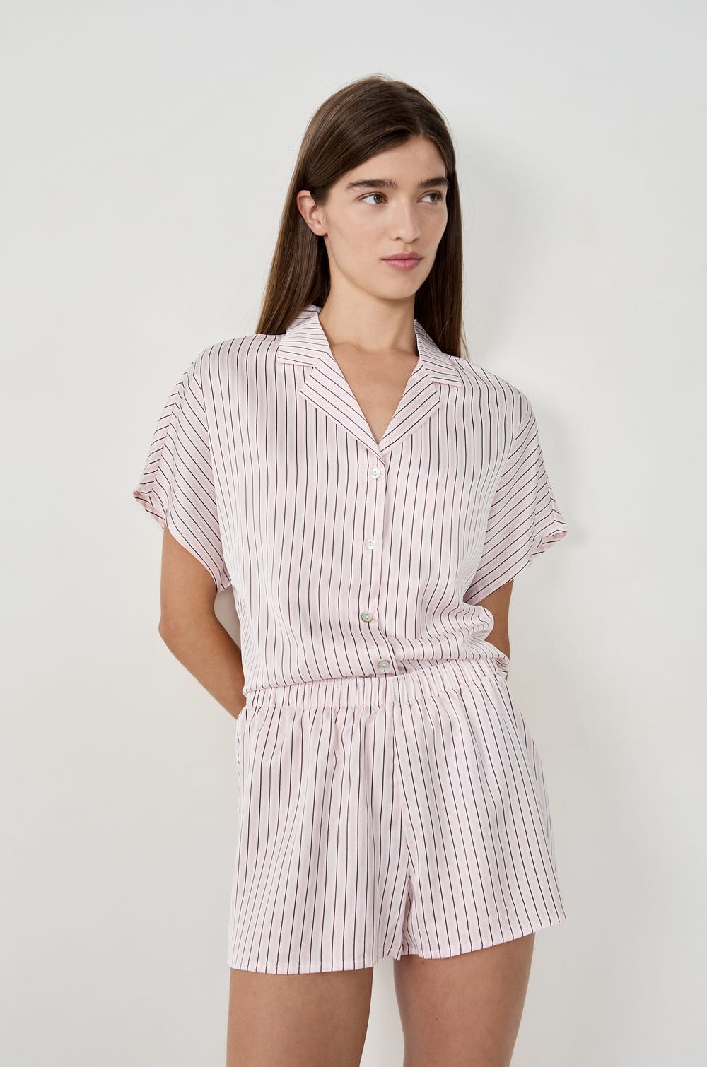 Gestreept satijnen pyjamahemd;${refinementColor}