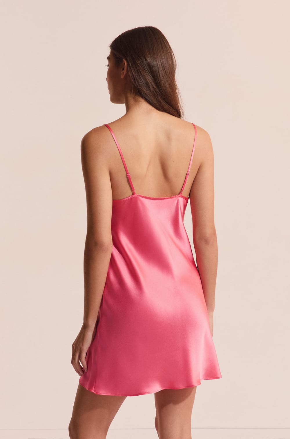 Nuisette courte en soie d&eacute;tails dentelle;${refinementColor}