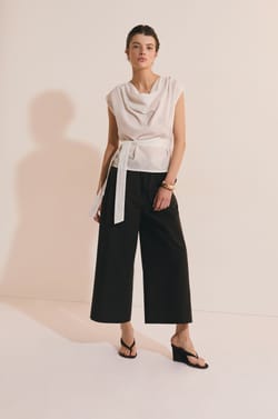 Top &agrave; col b&eacute;nitier cintr&eacute; &agrave; la taille;${refinementColor}