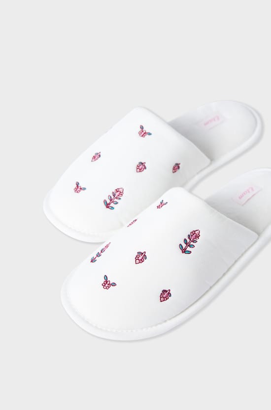 Pantoffeln mit Print;${refinementColor}