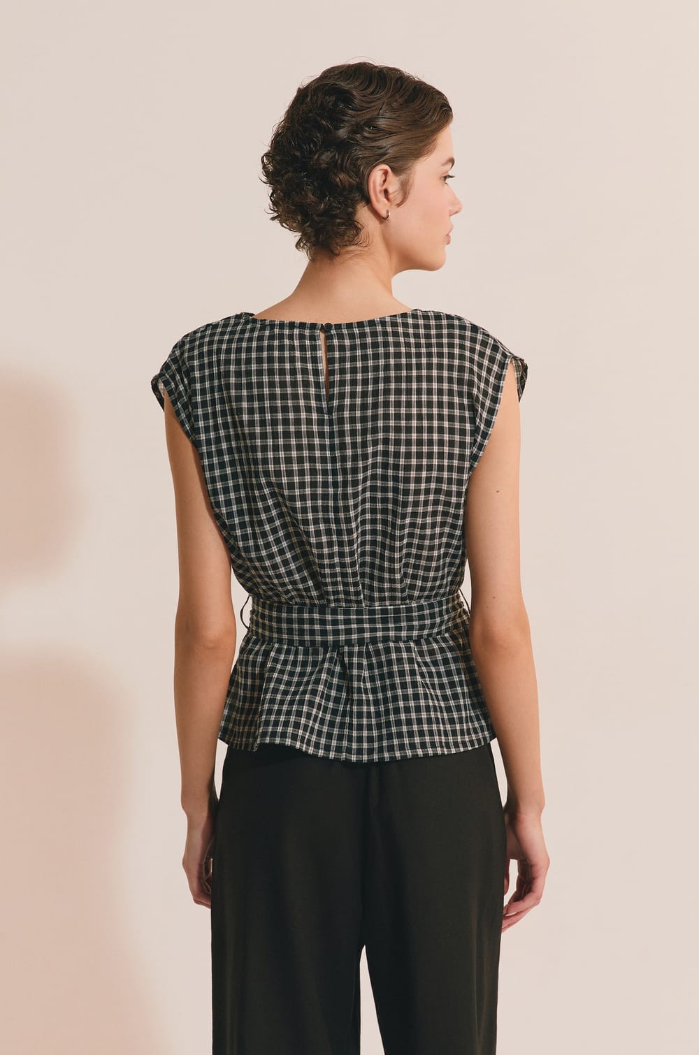 Top &agrave; col b&eacute;nitier cintr&eacute; &agrave; la taille;${refinementColor}