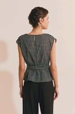 Top &agrave; col b&eacute;nitier cintr&eacute; &agrave; la taille;${refinementColor}