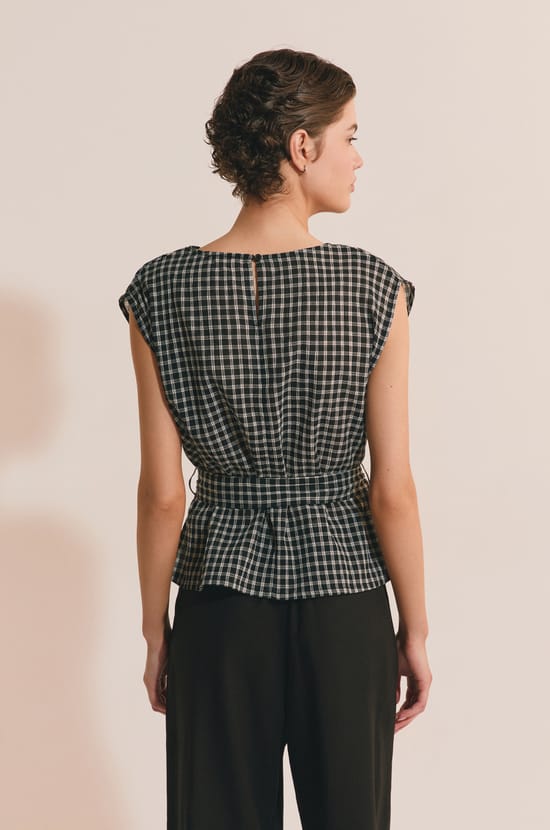 Top &agrave; col b&eacute;nitier cintr&eacute; &agrave; la taille;${refinementColor}