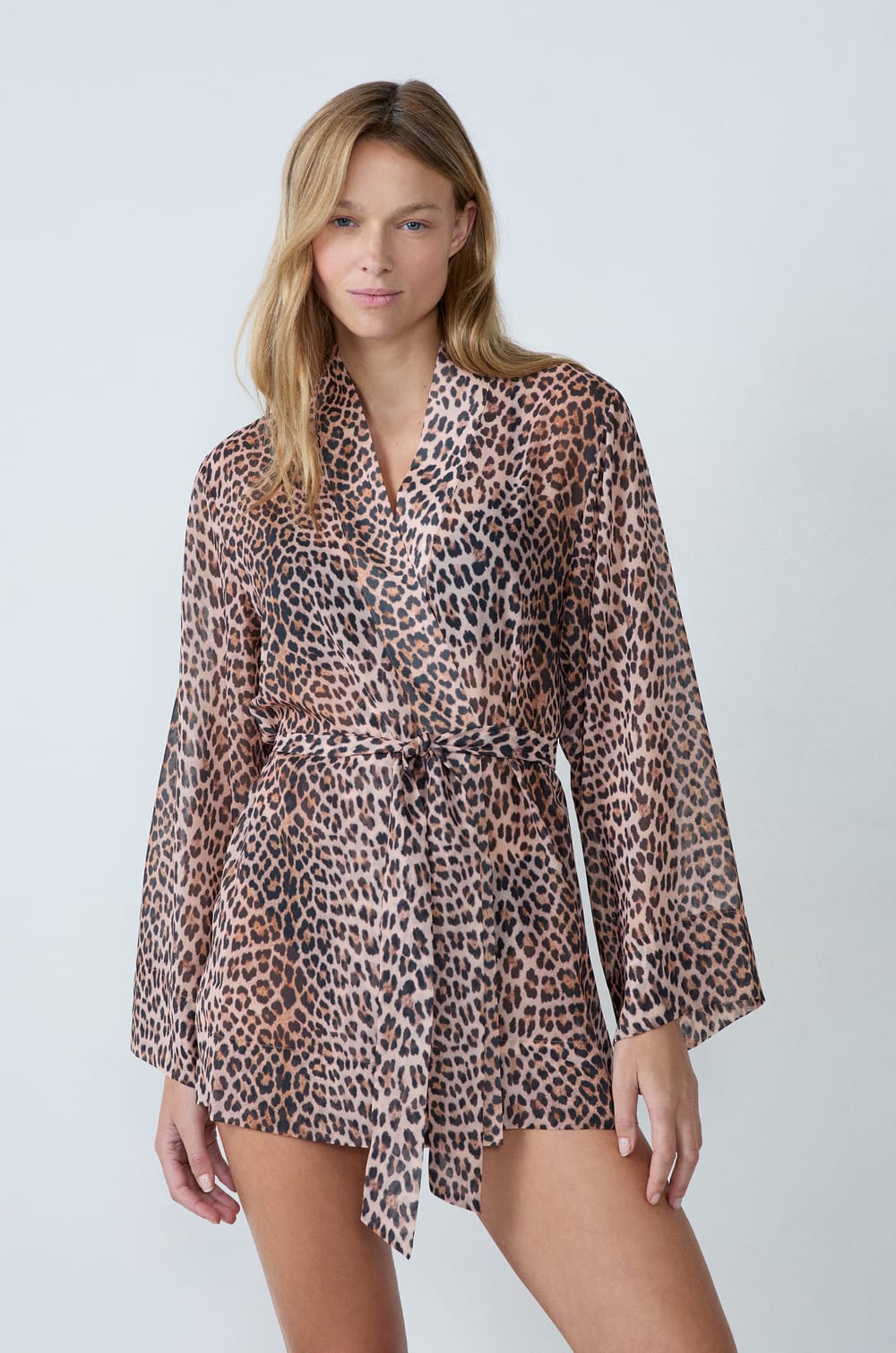 Satin robe with leopard print;${refinementColor}