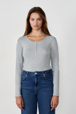 Long-sleeved T-shirt with buttons;${refinementColor}