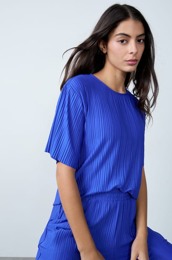 Short-sleeved pleated top;${refinementColor}