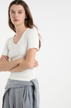 T-shirt &agrave; col V avec coton;${refinementColor}