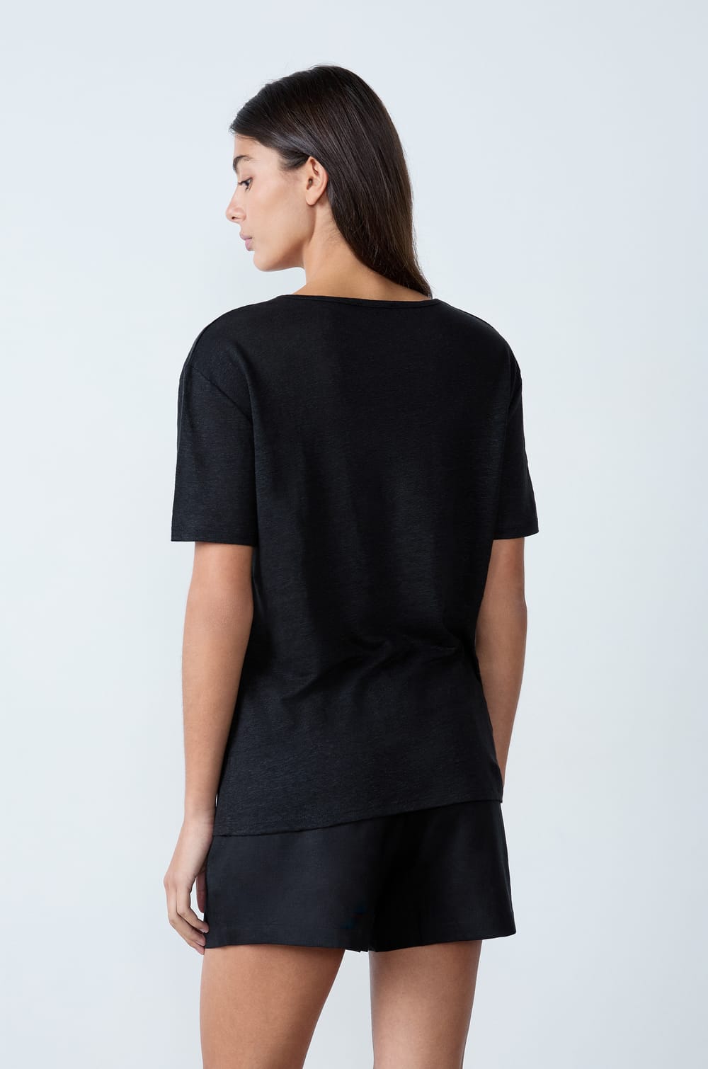 Playera de lino con cuello en V;${refinementColor}