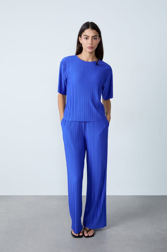 Short-sleeved pleated top;${refinementColor}