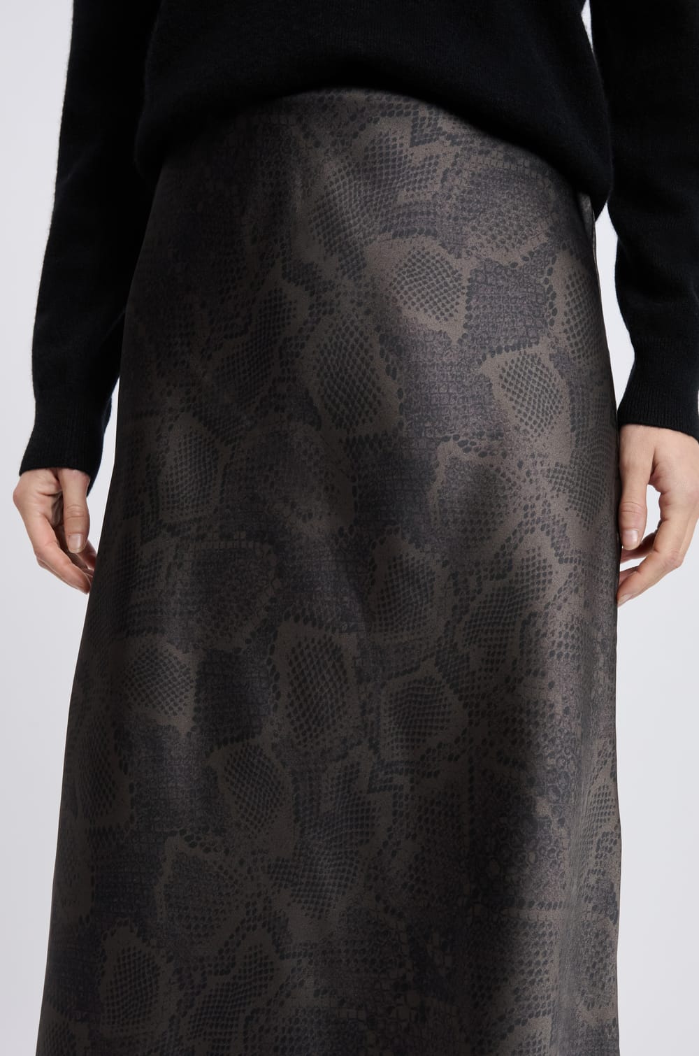 Falda larga satinada con estampado de serpiente;${refinementColor}