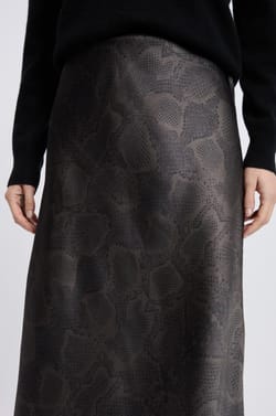 Falda larga satinada con estampado de serpiente;${refinementColor}