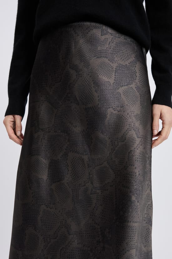 Jupe longue effet satin&eacute; &agrave; imprim&eacute; serpent;${refinementColor}