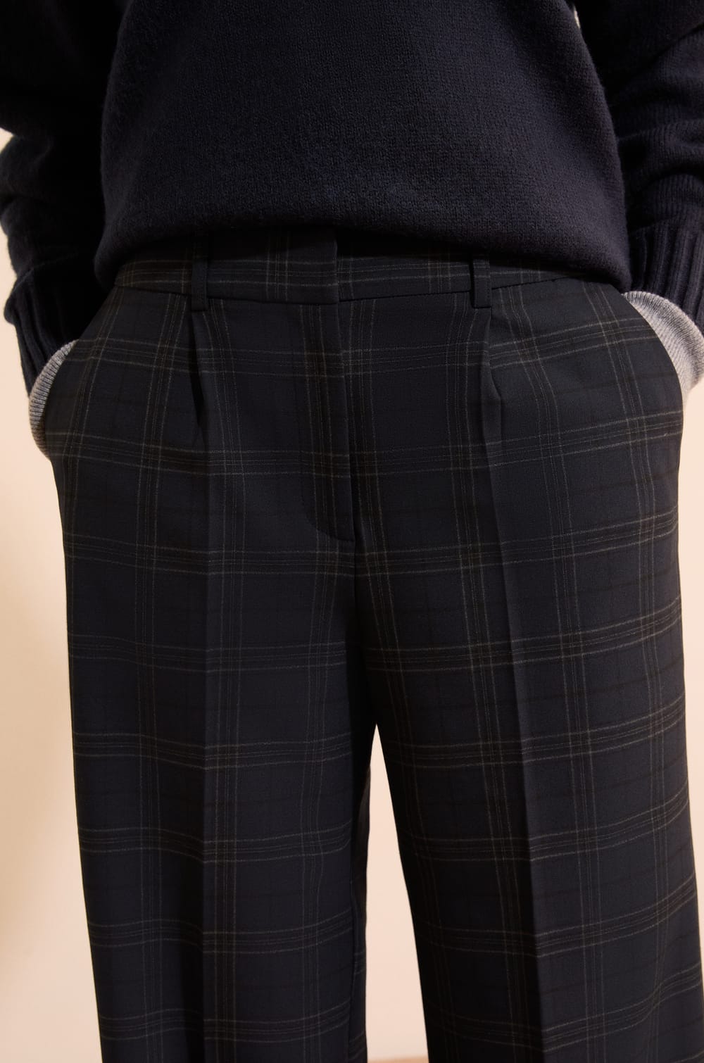 Pantalon coupe droite &agrave; carreaux;${refinementColor}