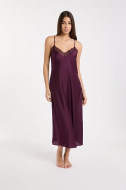 Nuisette satin&eacute;e avec d&eacute;tails dentelle;${refinementColor}