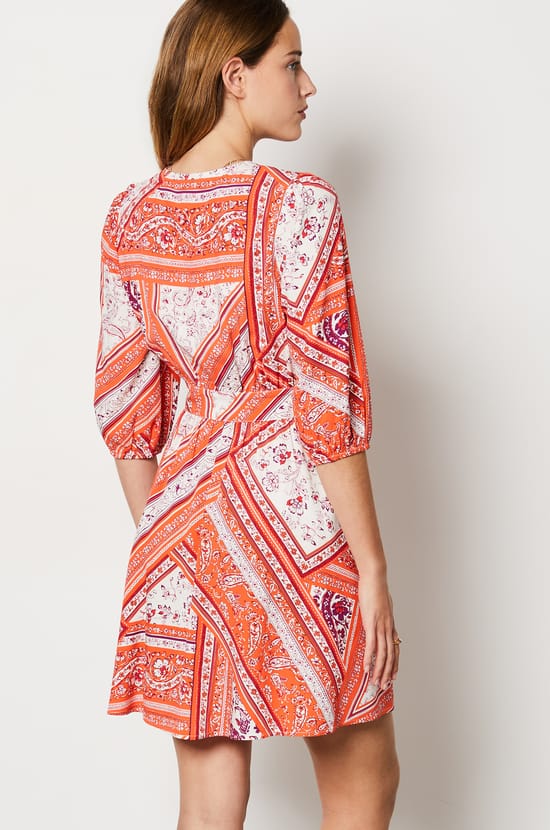 Short dress with a pattern and 3/4 sleeves;${refinementColor}