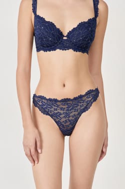 Tanga en dentelle;${refinementColor}
