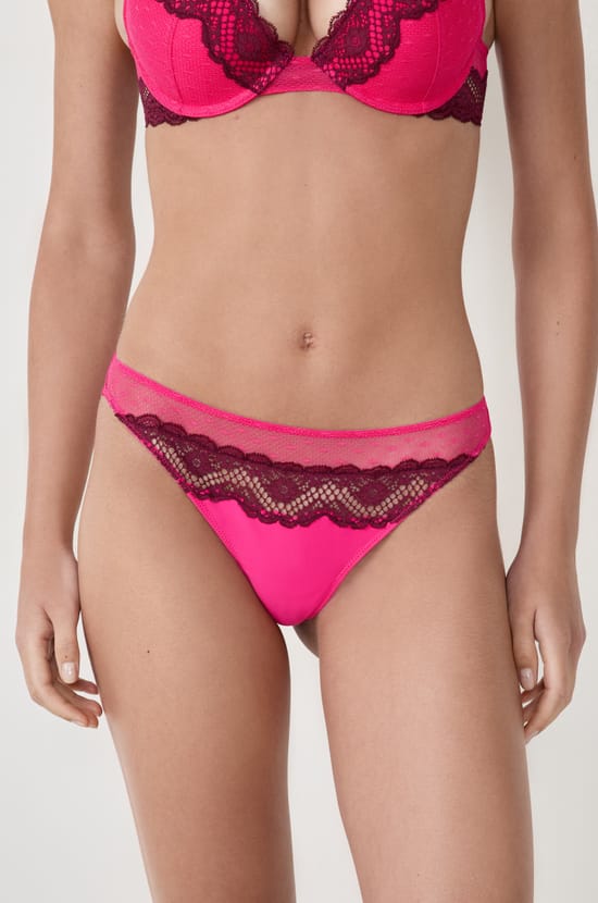 Tanga en dentelle;${refinementColor}