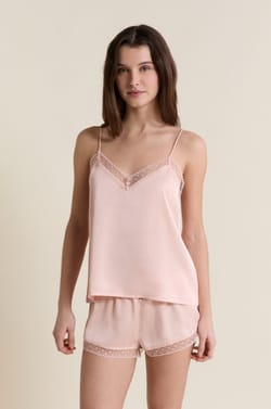 Satijnen hemdje met geborduurde details;${refinementColor}