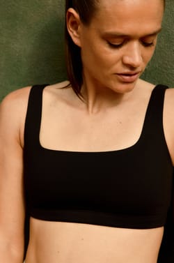 Brassi&egrave;re sans armature &agrave; encolure carr&eacute;e en microfibre - Maintien moyen;${refinementColor}