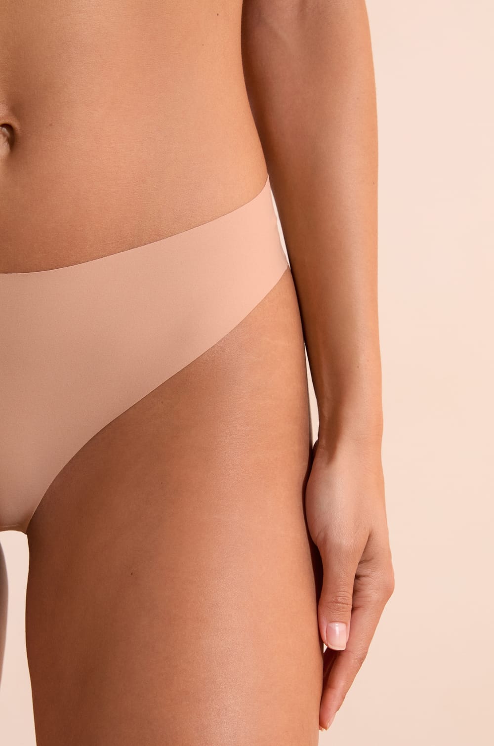 Tanga high leg en microfibre;${refinementColor}