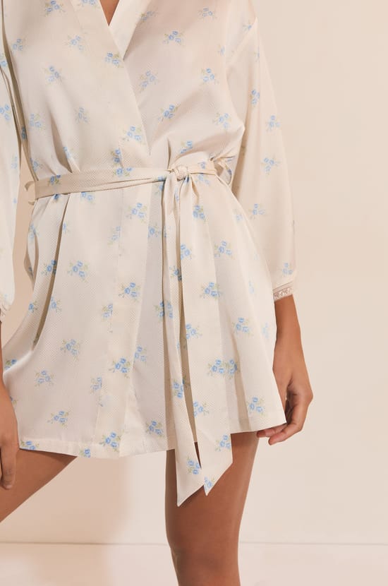 D&eacute;shabill&eacute; de pyjama satin&eacute; &agrave; motifs fleuris;${refinementColor}