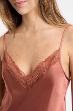 Caraco en soie détails dentelle;${refinementColor}