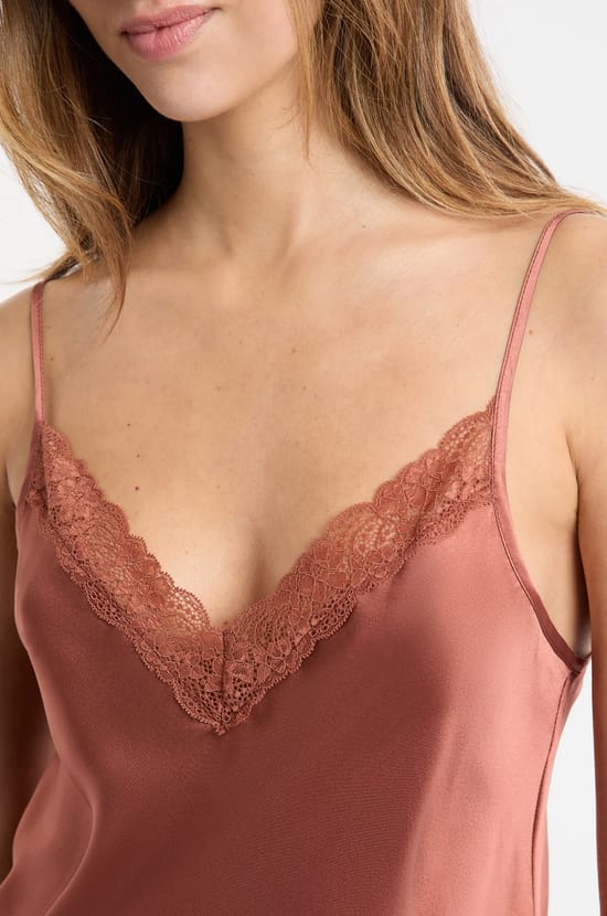 Caraco en soie détails dentelle;${refinementColor}