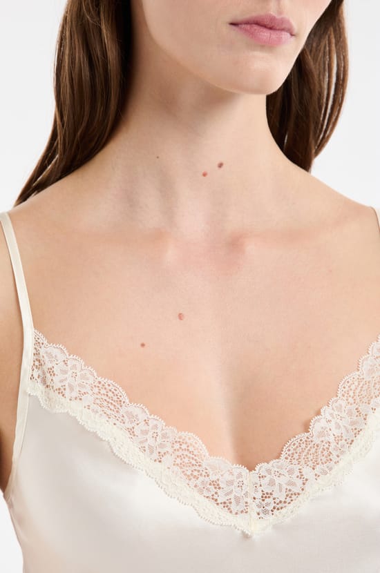 Camisón de seda con detalles de encaje;${refinementColor}