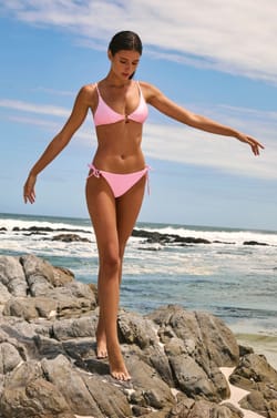 Haut de maillot de bain triangle satin&eacute; avec charm;${refinementColor}