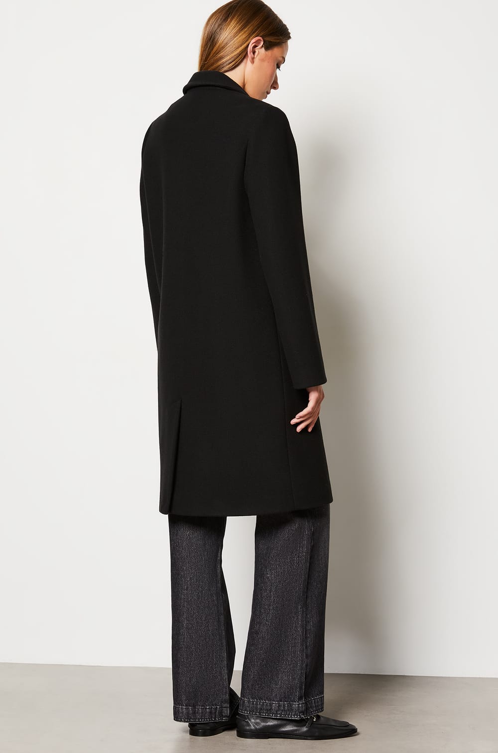 Long buttoned coat with wool;${refinementColor}