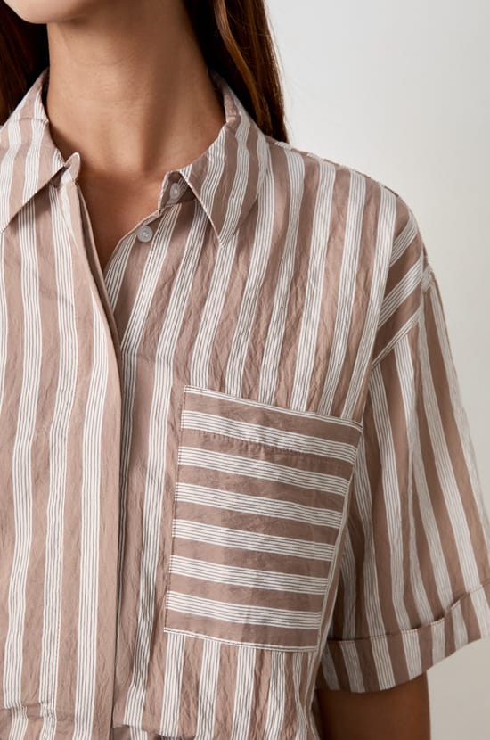 Short-sleeved striped shirt;${refinementColor}