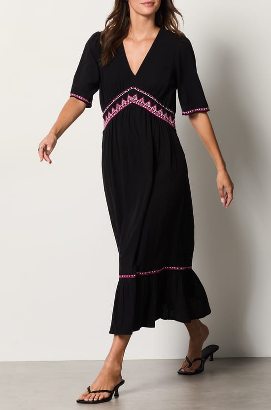 Robe longue manches courtes brodée;${refinementColor}