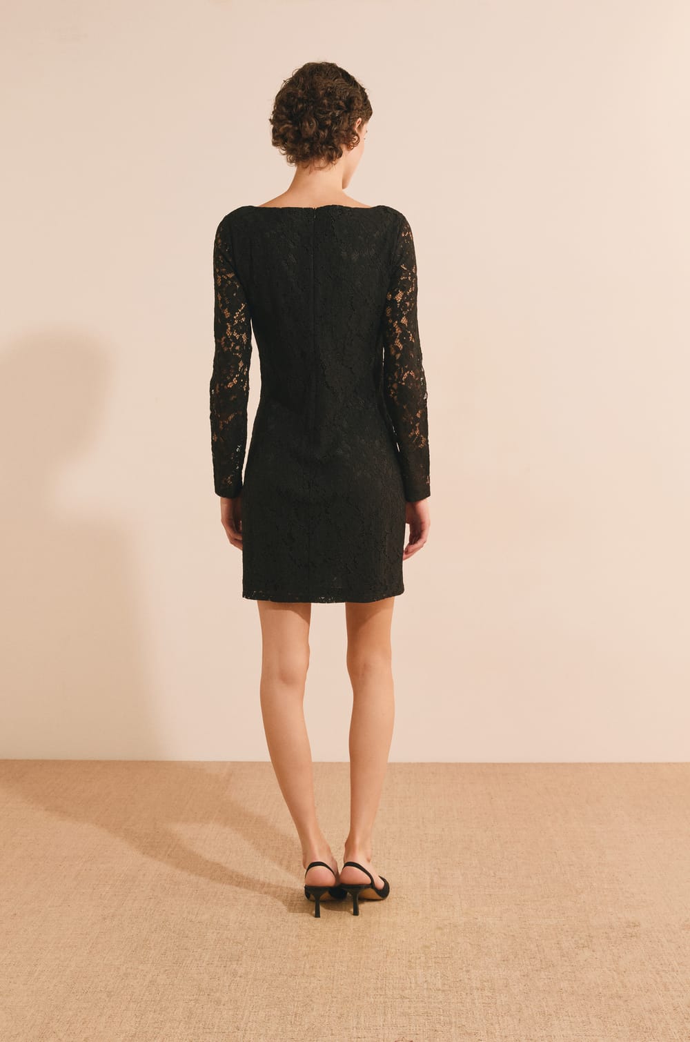 Robe courte en guipure;${refinementColor}