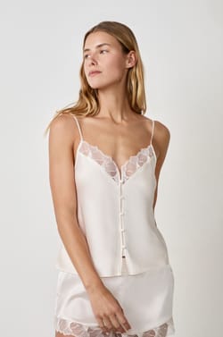 Caraco &agrave; fines bretelles satin&eacute;;${refinementColor}