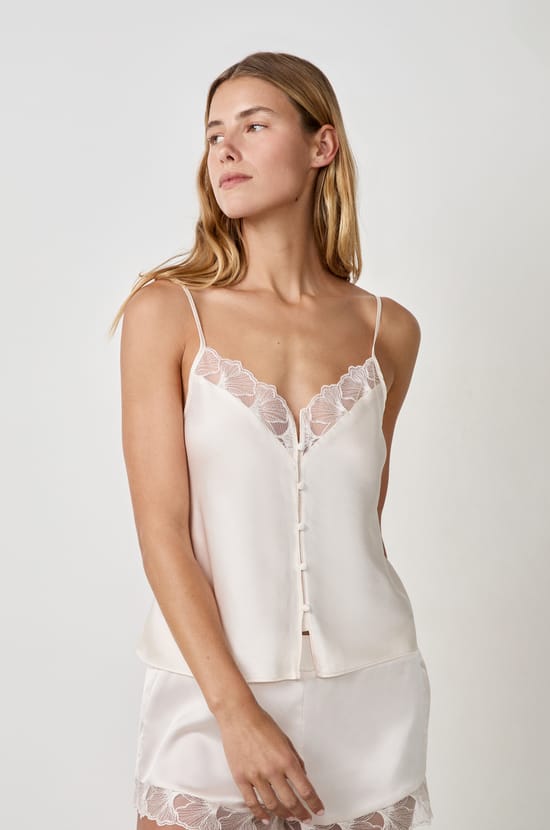 Caraco &agrave; fines bretelles satin&eacute;;${refinementColor}