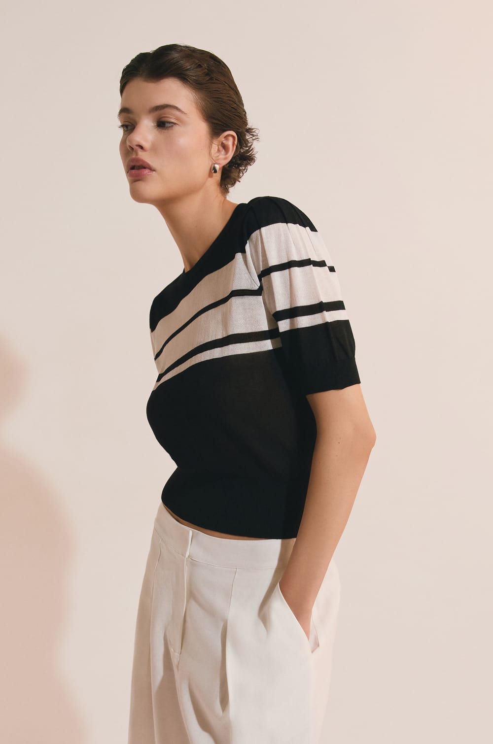 Pull en maille &agrave; manches 3/4 et taille cintr&eacute;e;${refinementColor}