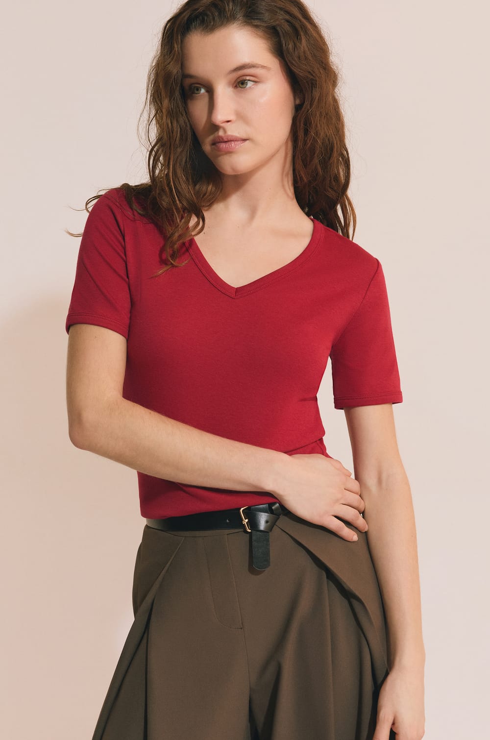 T-shirt &agrave; col V avec coton modal;${refinementColor}