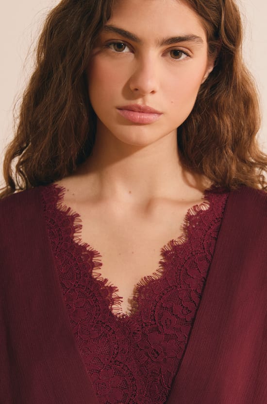 Blouse col V avec dentelle et transparence;${refinementColor}