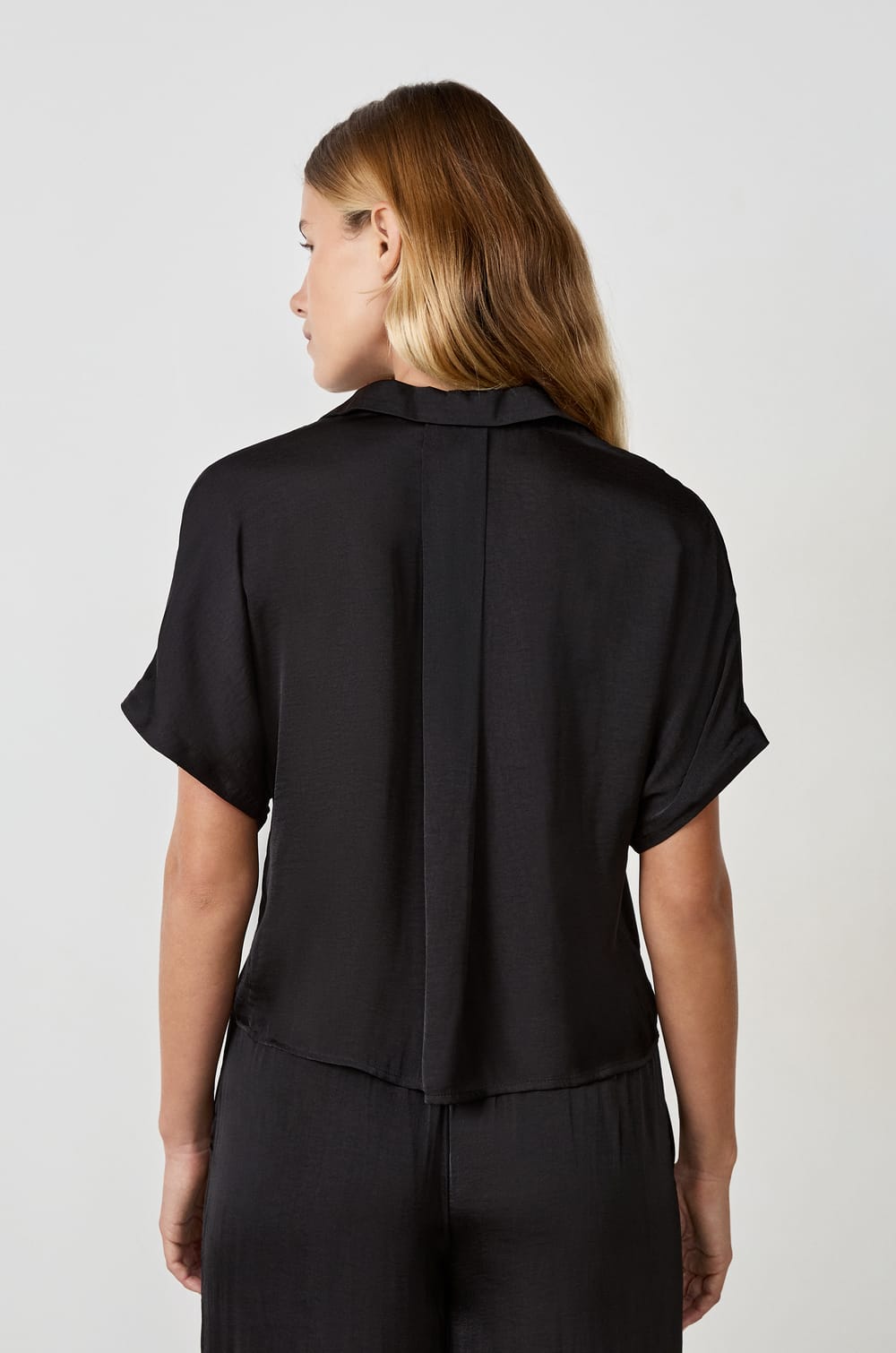 Chemise manches courtes satinée;${refinementColor}