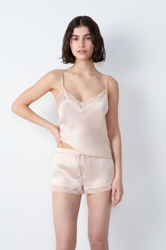 Short de pyjama en soie détails dentelle;${refinementColor}