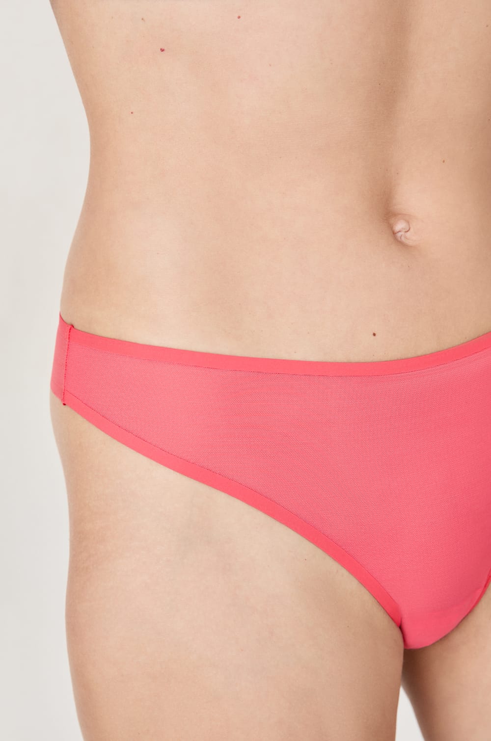 String transparent en tulle;${refinementColor}