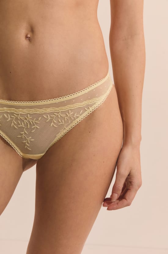 Tanga avec broderie;${refinementColor}
