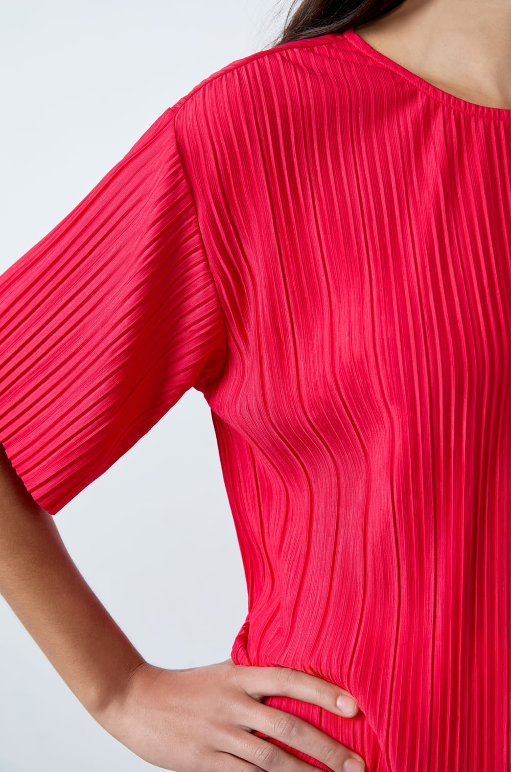 Short-sleeved pleated top;${refinementColor}