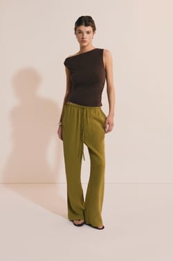 Camiseta sin mangas drapeada;${refinementColor}