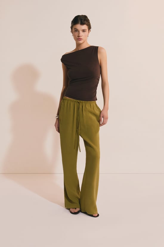 Camiseta sin mangas drapeada;${refinementColor}